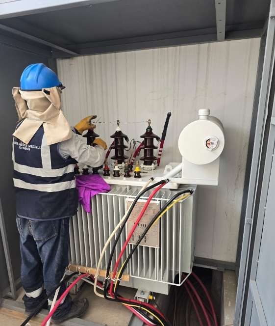 Técnico trabajando en un transformador